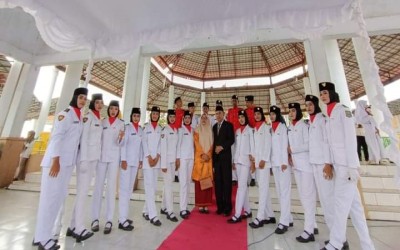 PASKIB dan Marching Band SMA Negeri 11 Palembang Menjadi Petugas Upacara HUT RI Ke-78 di Paruga Na'e Sila