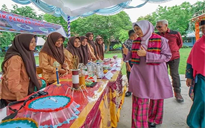 Wakil Gubernur Daerah Khusus Ibukota Jakarta Tinjau Stand Pangan Siswa SMA Negeri 11 Palembang